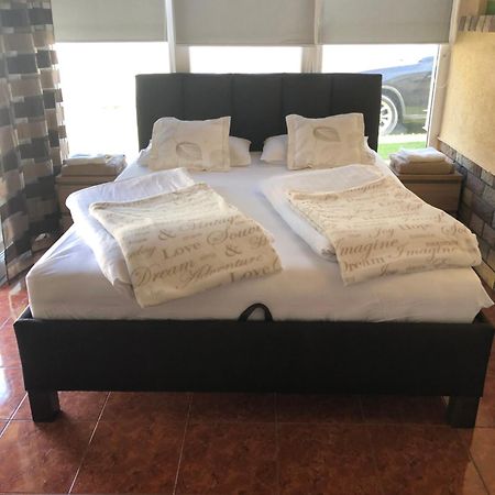 Regina Delux Apartman Gyula Extérieur photo